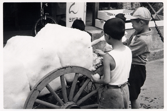 昭和30年ごろの様子。荷車で運ばれた雪にいたずらをしている子供たち。