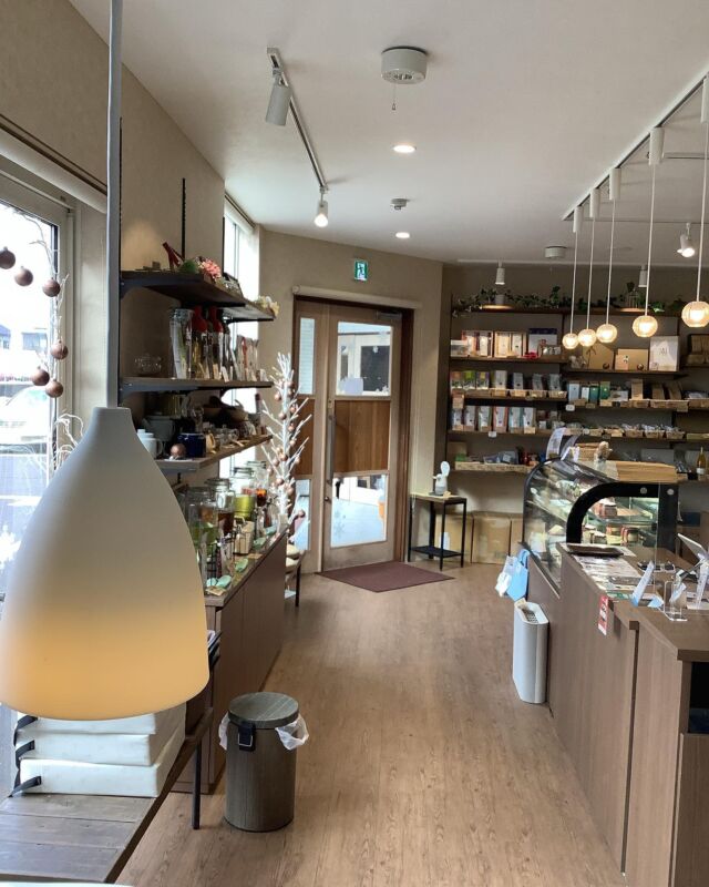 ・*＊❄️＊*・
こんばんは⛄️

雪の香テラス直江津店です🍮
本日もご利用ありがとうございました😊

今週、1／23(火)24(水)は
フルサット店、直江津店ともに連休をいただきます

ストーリーにて先にお知らせしています
『美味しいお茶の淹れ方教室』
１／27土曜日13：00〜14：00で開催します🐾
今回はフルサットアップスという
レンタルオフィスにて
気軽に日本茶を身近に感じていただけたら
嬉しいです🍀🍵🍀

寒い冬⛄️❄️お家で楽しむお茶タイムを
充実させるのはいかがでしょうか⁉️

お申込みはフルサットアップス様
025-520-8777 にて受付中です🎵

では、木曜日より
ご来店お待ちしてます🍄

*・＊・*＊*・＊・*＊*・＊・*＊

雪の香テラス　直江津店
〠942-0061 新潟県上越市春日新田5-16-20
☎︎025-530-7410

雪の香テラス　フルサット店
〠943-0861新潟県上越市大和5-1-5 フルサット店
☎︎025-520-7801

営業時間　10:00〜18:00
水曜日定休

*・＊・*＊*・＊・*＊*・＊・*＊

#雪の香テラス
#雪の香テラス直江津店
#雪の香テラスフルサット店
#フルサット 
#新潟
#上越
#上越市 
#直江津
#上越妙高
#上越グルメ
#上越カフェ
#上越ランチ
#上越パフェ
#上越スイーツ
#手土産
#上越テイクアウト
#プリン
#雪室緑茶　
#雪室珈琲
#雪室熟成
#雪室推進プロジェクト
#越後雪室屋
#雪の香ソフトクッキー
#美味しいお茶
#教室