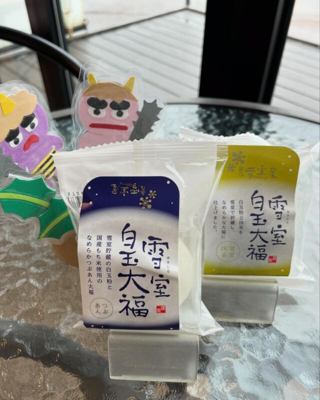 *＊❄*＊❄️＊*・
こんにちは😊
雪の香テラスフルサット店です🍀
本日も雪の香テラスをご利用いただき
ありがとうございます🦔

2月4日は立春です

節分や立春の朝に
お茶を飲むと良いと言われ

「朝茶は福が増す」
「朝茶はその日の難逃れ」

『福茶』

などと言い
立春に頂くお茶は
縁起が良いのだそうです🍵✨

他にも
大豆や小豆を使った食べ物を食べるのも
縁起が良いそうです

そこでオススメをご紹介

＊『雪室白玉大福』

雪室貯蔵した白玉粉ともち米を
使用したなめらかな大福です

※冷凍品でのお渡しですので
解凍してお召し上がり下さい

＊『熟成新茶』

大福と一緒に
ぜひお茶もお召し上がり下さい

熟成新茶は熱いお湯を淹れても
美味しく飲んで頂けます🍵

ピンク　　さっぱりめなお味
みどり　　湯冷ましすると甘みが
　　　　　増します
むらさき　80〜85度の湯冷ましで
　　　　　甘みが1番楽しめます

お手軽なティーバッグ雪室茶
一煎茶もございます

雪室茶は店内又はテイクアウトで
アイスorホットのご用意ができます

立春過ぎれば寒さもあと少し

心身の健康を祈って
縁起物を頂いてみては
いかがでしょうか😊

是非ご来店をお待ちしております

*
*
雪の香プリンは
地方発送も店頭にて受け付けております
ホームページからもご購入いただけます
トップページのホームページアドレスよりご覧ください🍃

*・＊・*＊*・＊・*＊*・＊・*＊

雪の香テラス　直江津店
〠942-0061 新潟県上越市春日新田5-16-20
☎︎025-530-7410

雪の香テラス　フルサット店
〠943-0861新潟県上越市大和5-1-5 フルサット店
☎︎025-520-7801

営業時間　10:00〜18:00
水曜日定休

*・＊・*＊*・＊・*＊*・＊・*＊

#雪の香テラス
#雪の香テラス直江津店
#雪の香テラスフルサット店
#フルサット
#新潟
#上越
#上越市 
#直江津
#上越妙高
#上越妙高駅
#駅近カフェ
#上越グルメ
#上越カフェ
#上越ランチ
#上越パフェ
#上越スイーツ
#手土産
#上越テイクアウト
#プリン
#雪室緑茶　
#雪室米茶
#越後棒茶
#雪室和紅茶
#雪室そば茶
#雪室珈琲
#雪室熟成
#雪室推進プロジェクト
#立春 
#大福